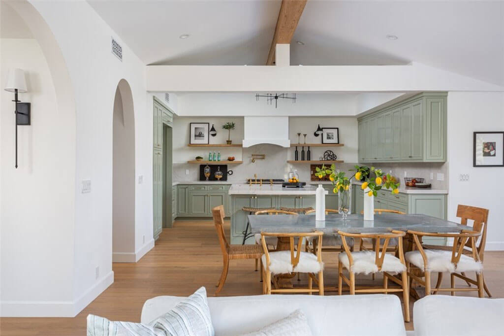 Open plan dining and kitchen area