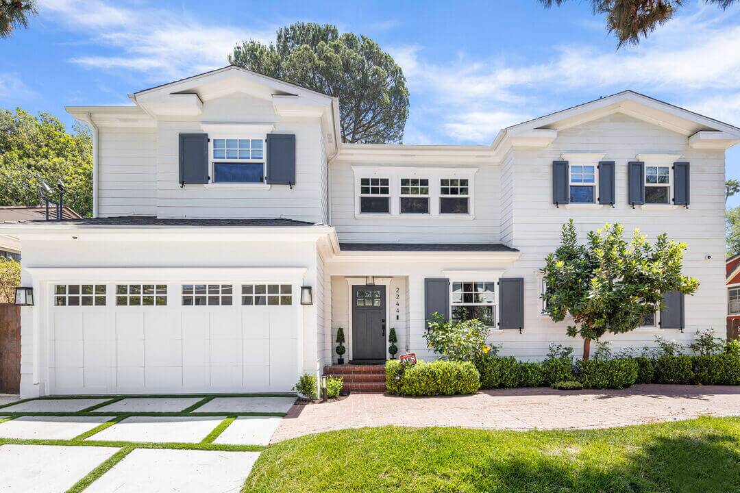 White 2-story house designed by an architect in Los Angeles